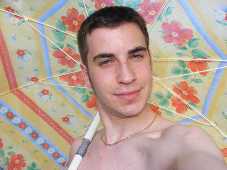 Max Sous le parasol
